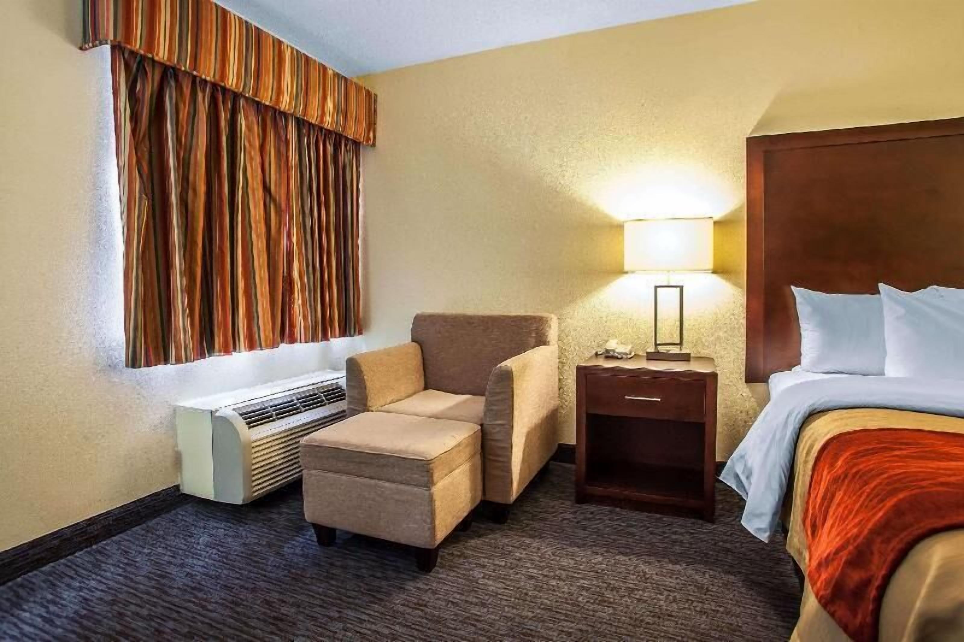 Desk, laptop workspace, iron/ironing board, free WiFi