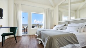 Doppelzimmer, Balkon, eingeschränkter Meerblick | Minibar, Zimmersafe, Schreibtisch, Verdunkelungsvorhänge