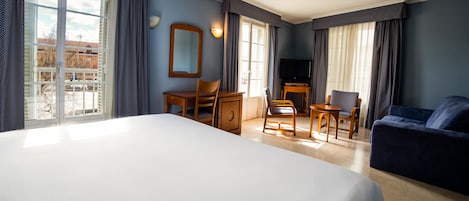 Family Room | Minibar, in-room safe, desk, soundproofing