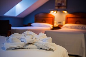 Minibar, in-room safe, desk, soundproofing - Hotel Don Manuel (Aranjuez)