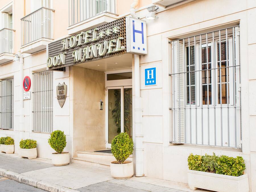 Eenpersoonskamer | Een minibar, een kluis op de kamer, een bureau, geluiddichte muren