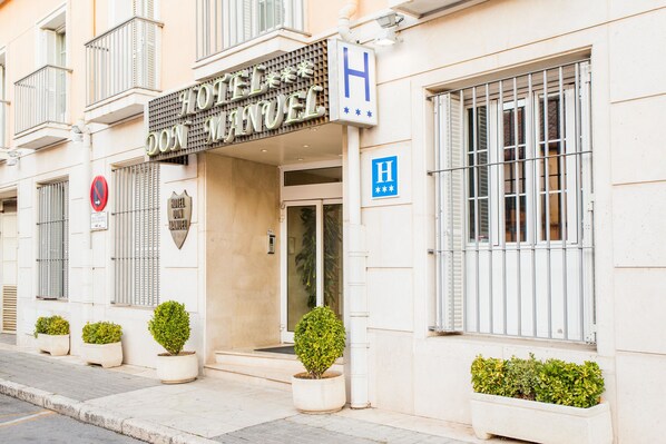 Minibar, in-room safe, desk, soundproofing - Hotel Don Manuel (Aranjuez)