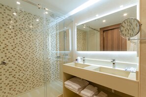 Combined shower/bathtub, hair dryer, bidet, towels - Hotel Lido (Cascais)