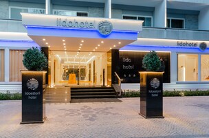La entrada del Lidohotel, con fachada moderna, señalización iluminada y un acceso acogedor.