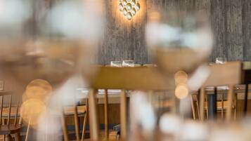 Desayuno continental diario (EUR 11 por persona)