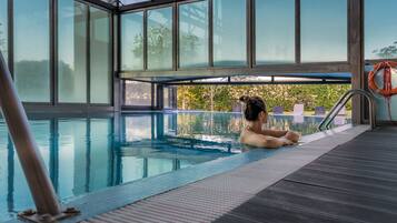 Una piscina techada, una piscina al aire libre