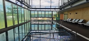 Piscine couverte, piscine extérieure, chaises longues