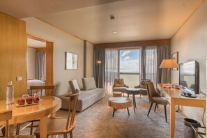 Suite junior | Área de sala de estar | Televisión de 32 pulgadas con canales por cable 