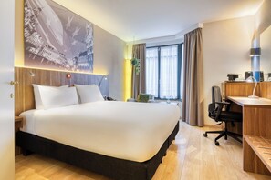 Room, 1 King Bed, Accessible (Wheelchair) | Hypo-allergenic bedding, minibar, in-room safe, desk - Holiday Inn Brussels Schuman by IHG (Brussels)
