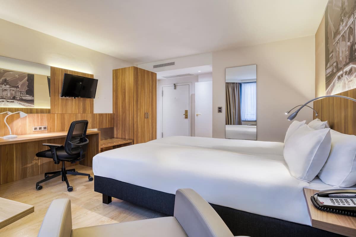 Hypo-allergenic bedding, minibar, in-room safe, desk