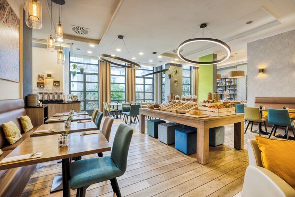 Café da manhã com buffet diário (EUR 22 por pessoa) 