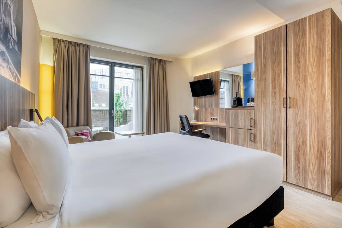 Hypo-allergenic bedding, minibar, in-room safe, desk