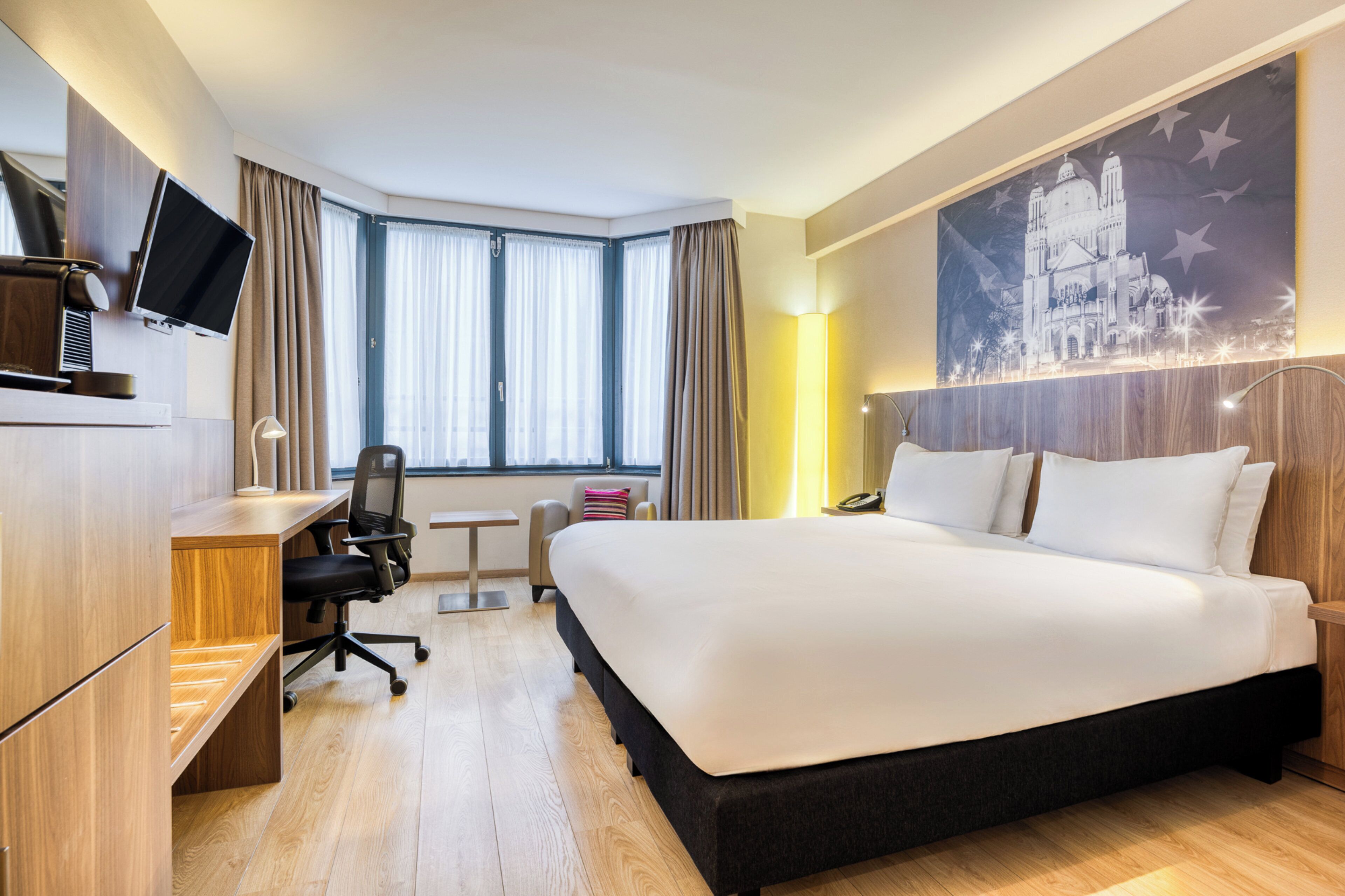 standard room, 1 king bed | 1 bedroom, hypo-allergenic bedding, minibar, in-room safe