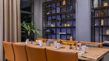 Petit déjeuner buffet (22 EUR par personne)