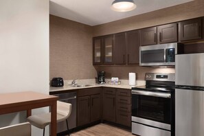 Full-size fridge, microwave, stovetop, dishwasher