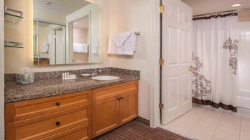 Kombinasi shower/bathtub, bathtub besar,  dan perlengkapan mandi gratis