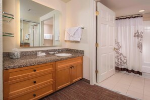 Combined shower/bathtub, deep-soaking bathtub, free toiletries