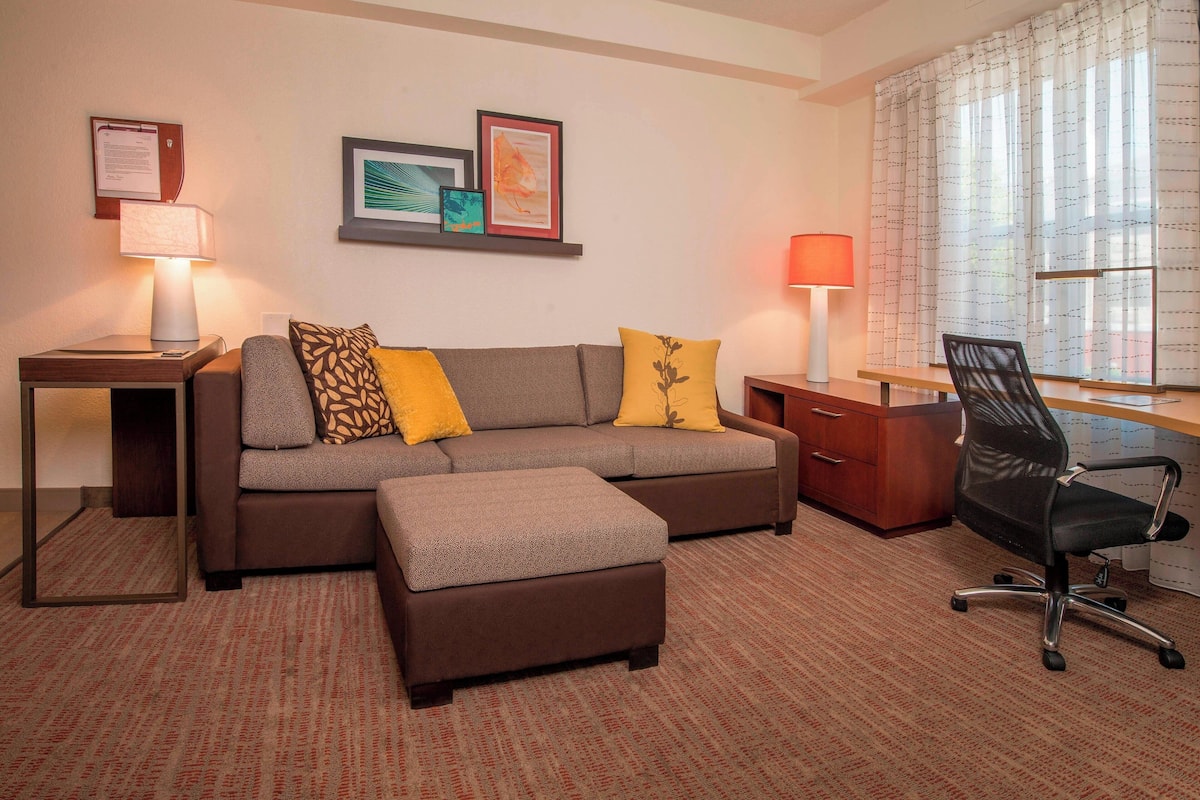 Studio, 1 King Bed with Sofa bed | Living area