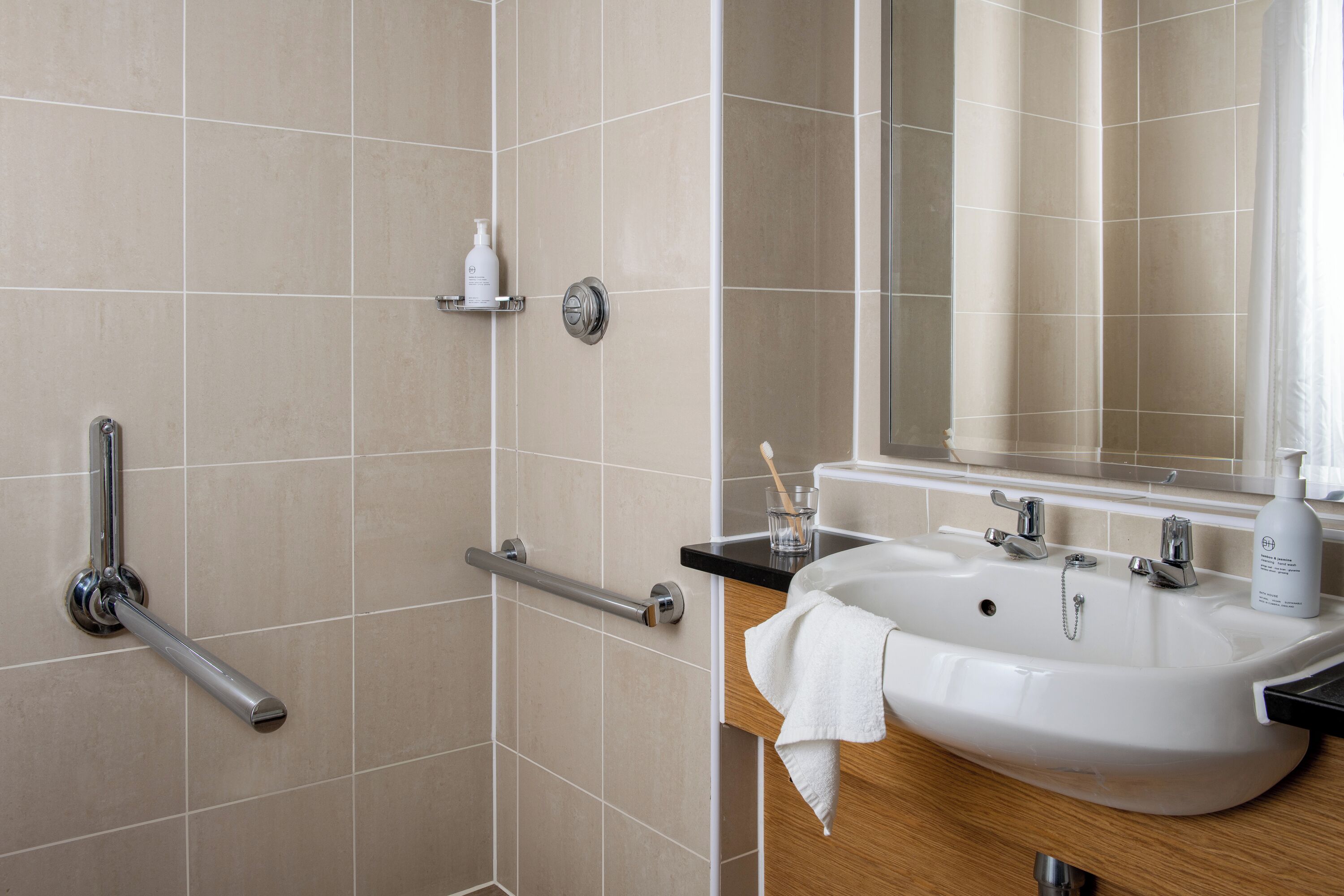 standard room | bathroom | combined shower/bathtub, free toiletries, hair dryer, bathrobes