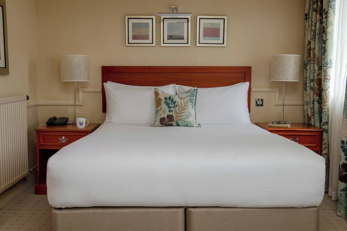 Suite Junior (Four Poster) | 1 camera, con stile personalizzato, una scrivania, ferro/asse da stiro