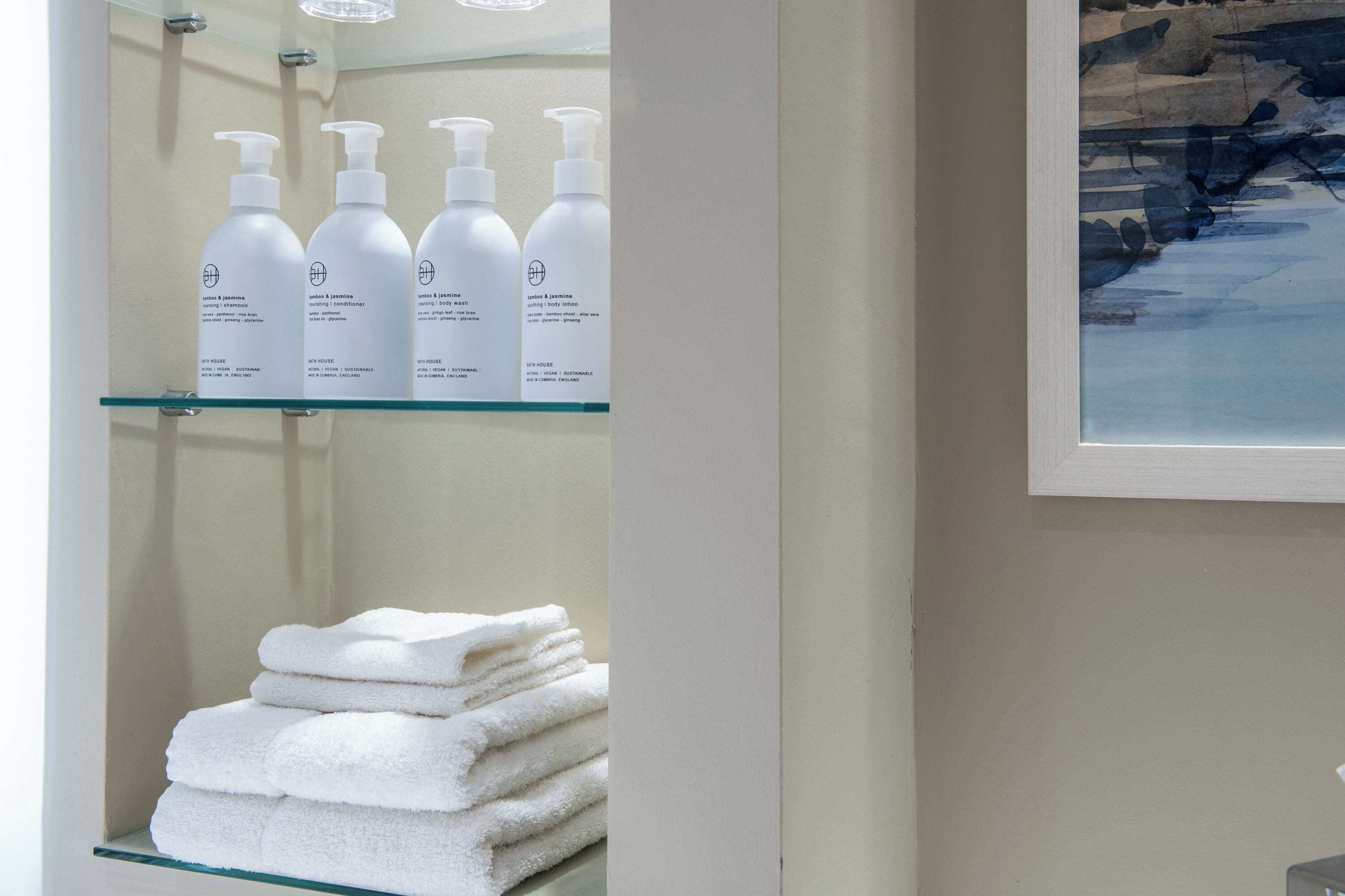 superior double room | bathroom | combined shower/bathtub, free toiletries, hair dryer, bathrobes