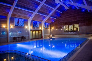 Indoor pool, sun loungers