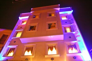 Fachada del alojamiento - Noche