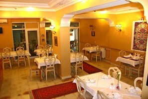 2 restaurants; breakfast, lunch, and dinner served - Divas Hotel (Istanbul)