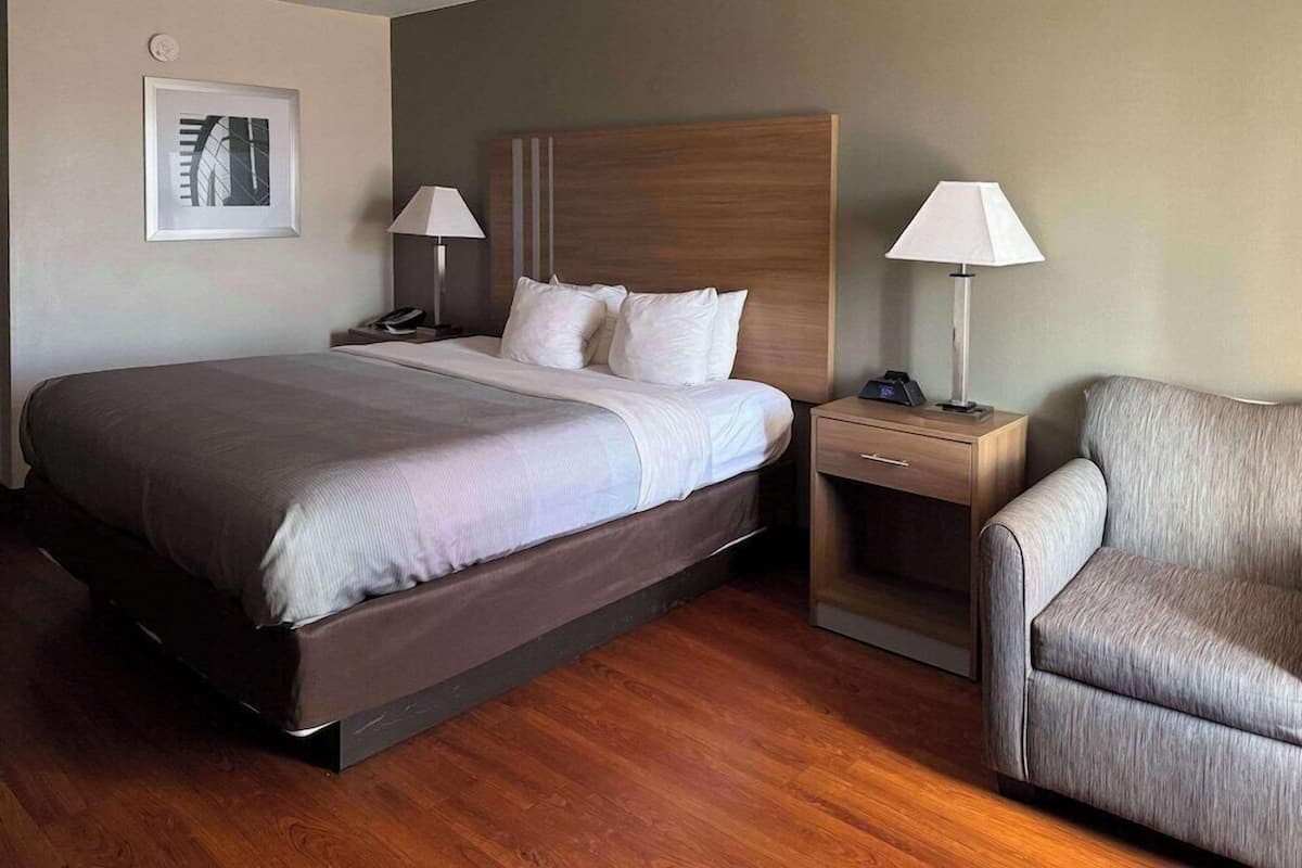 Surmatelas, bureau, rideaux occultants, fer et planche Ă repasser