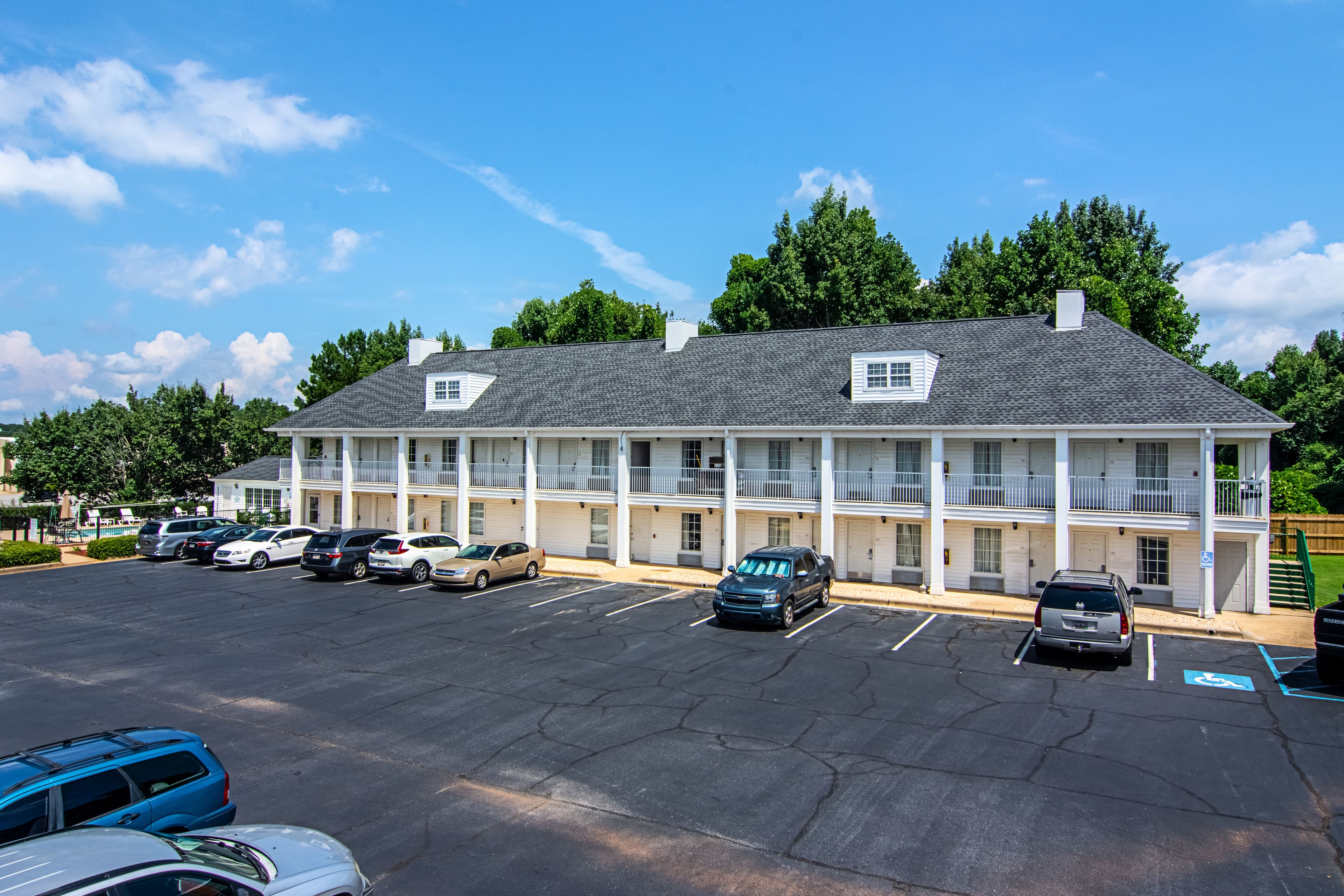 Un motel à plusieurs étages avec un parking.