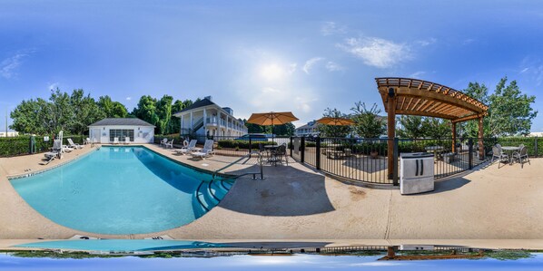 Piscine extérieure en saison