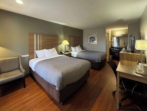 Camas con pillow-top, escritorio y cortinas blackout