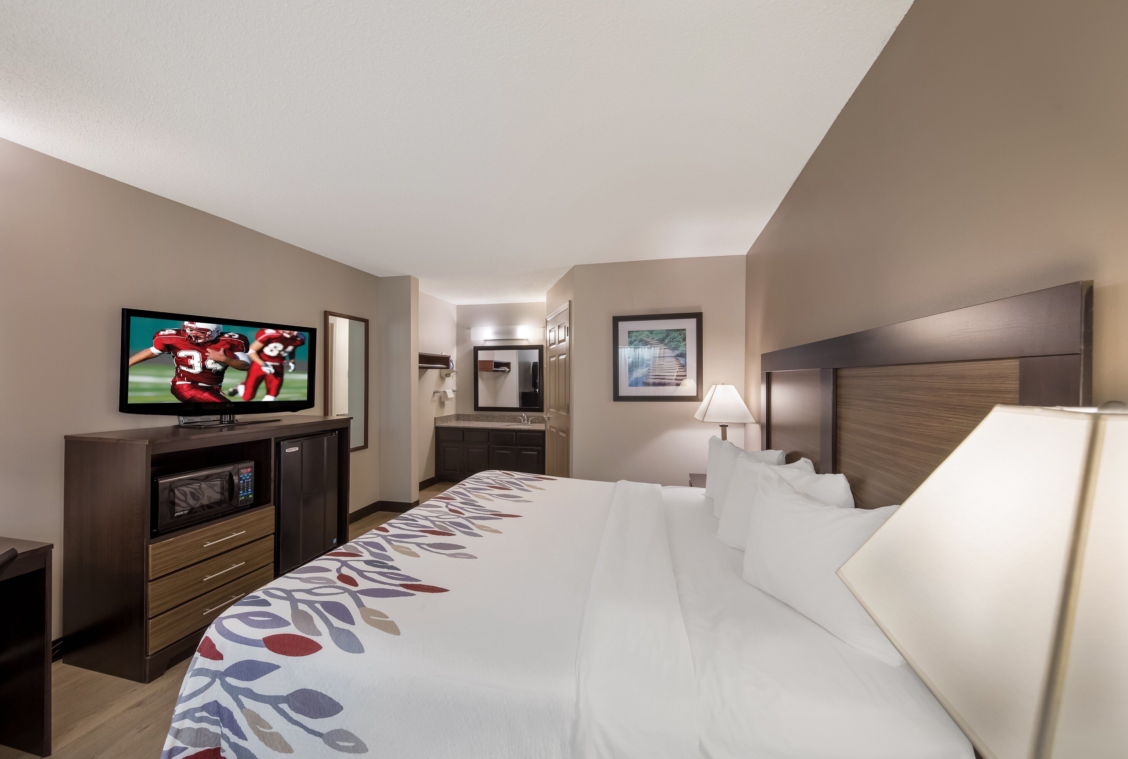 Escritorio, espacio para trabajar con laptop y cortinas blackout 