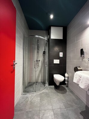トリプルルーム エンスイート | バスルーム | シャワー、ヘアドライヤー、タオル、トイレットペーパー