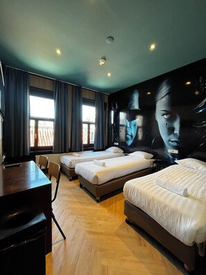 Habitación triple, baño en la habitación | Caja de seguridad en la habitación y tabla de planchar con plancha