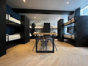 Dortoir partagé (1 Bed in Dorm - 12 persons) | 1 chambre, coffre-fort, fer et planche à repasser