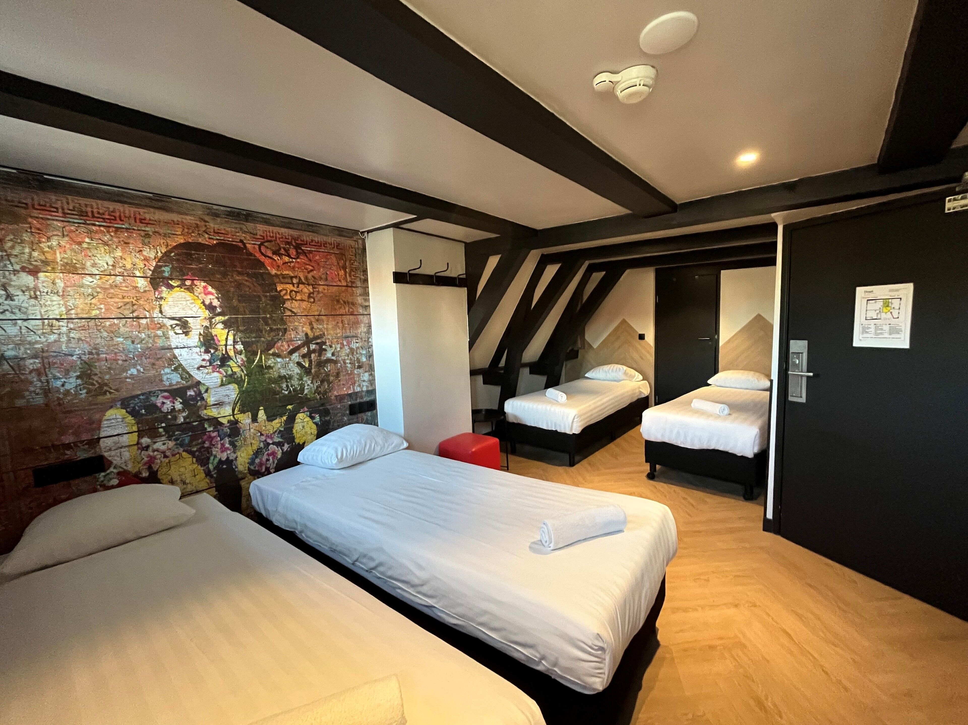 Herbergi fyrir fjóra - með baði | Öryggishólf í herbergi, straujárn/strauborð, ókeypis þráðlaus nettenging