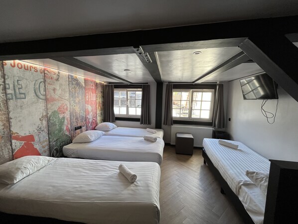 Quadruple Room, Ensuite | In-room safe, iron/ironing board, free WiFi, bed sheets