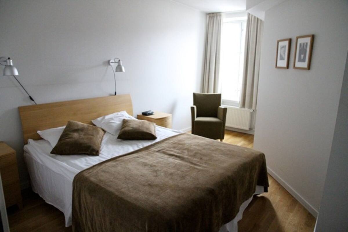 Schreibtisch, Bügeleisen/Bügelbrett, Babybetten, Zustellbetten