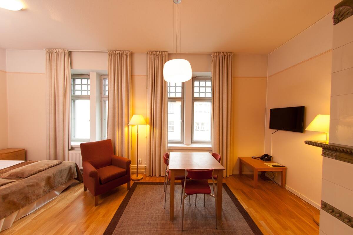 Studio, 1 Queen Bed | Desk, iron/ironing board, cots/infant beds, rollaway beds