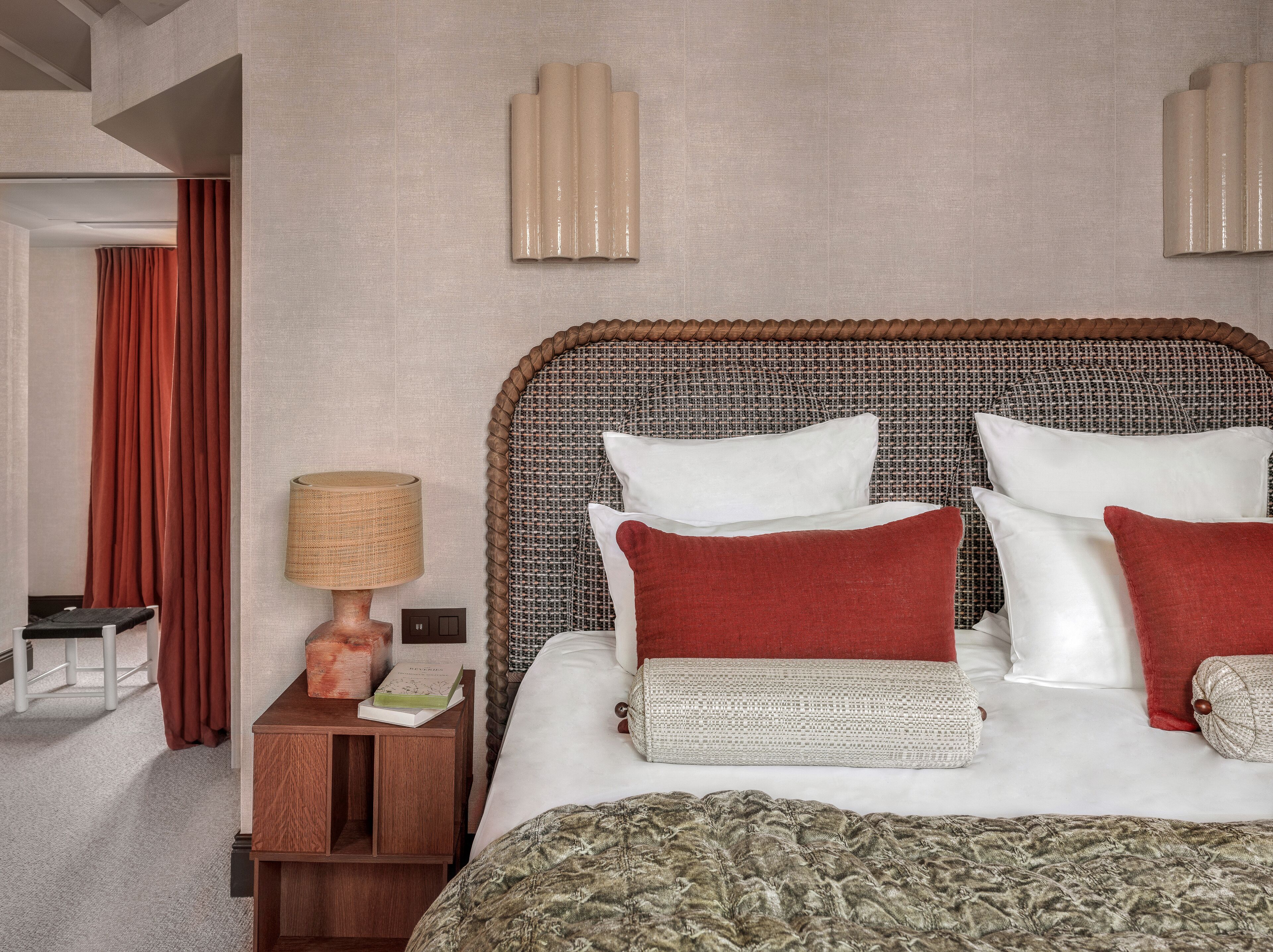 deluxe double room | pillow-top beds, minibar, in-room safe, individually furnished