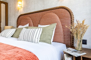 Chambre Double Classique | Surmatelas, minibar, coffres-forts dans les chambres