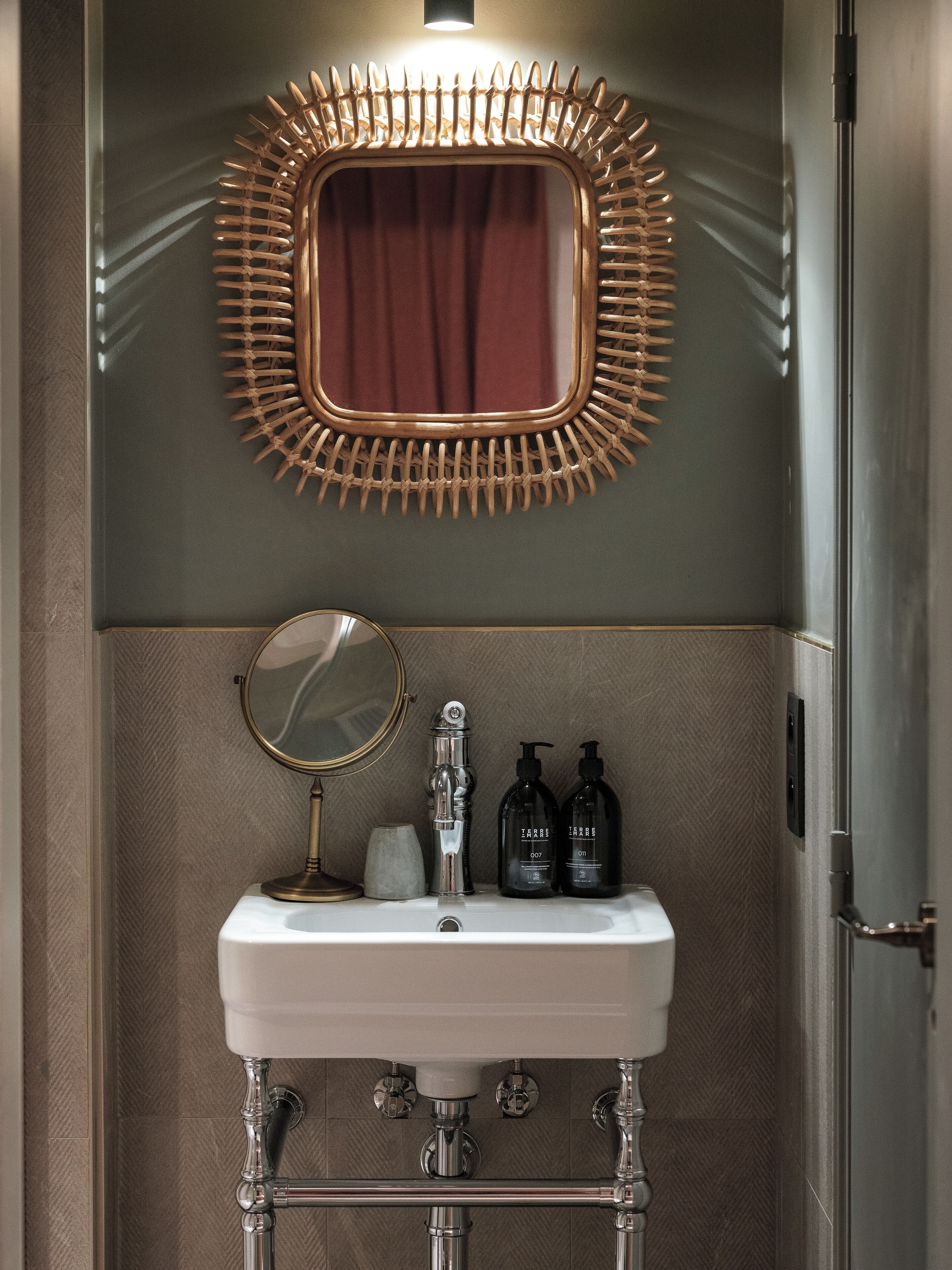 shower, rainfall showerhead, free toiletries, hair dryer