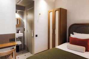 Zimmer, 1 großes Einzelbett, zum Innenhof hin | Ausblick vom Zimmer