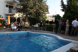 Udendørs pool, åben fra kl. 07.00 til kl. 22.00, liggestole