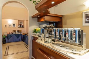 Free daily buffet breakfast  - Hotel Bonifacio (Florence)