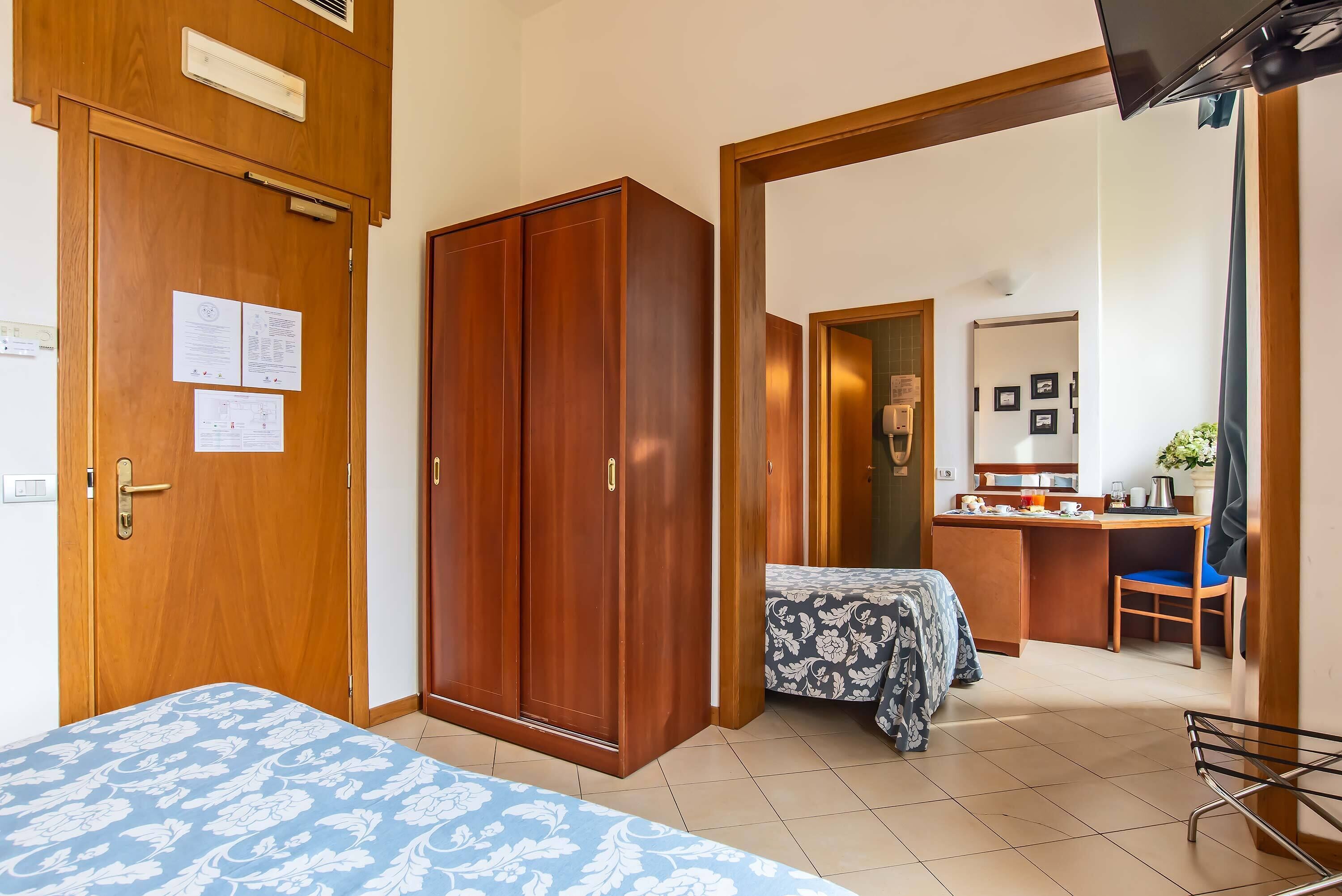 standard triple room | minibar, in-room safe, desk, laptop workspace