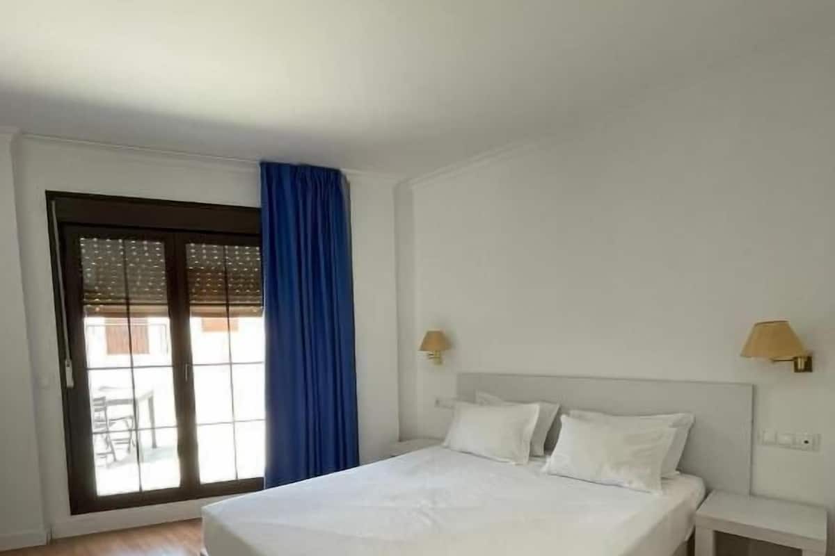 Double Room | Desk, free cots/infant beds, free WiFi, bed sheets