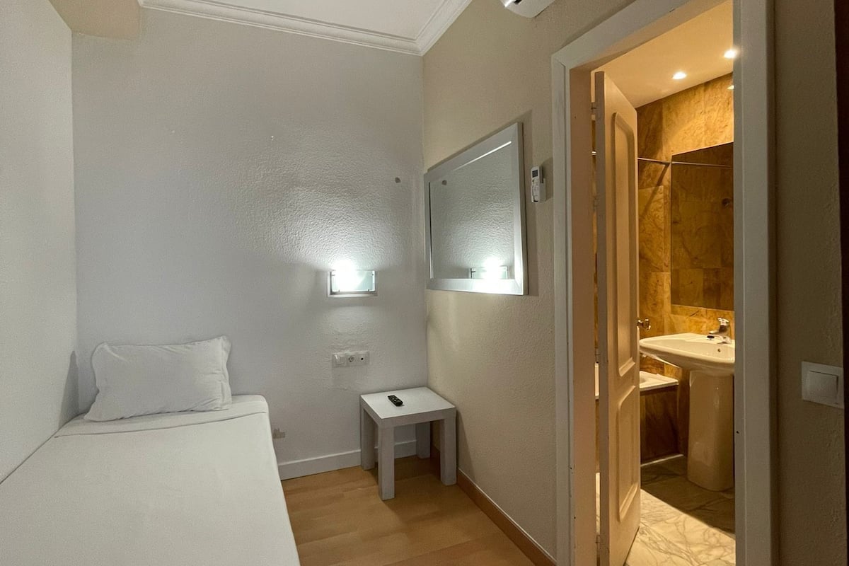 Single Room | Desk, free cots/infant beds, free WiFi, bed sheets