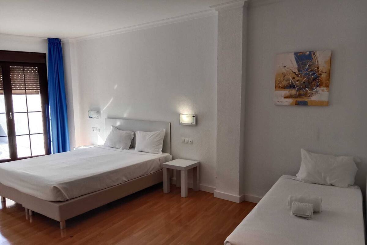 Habitación Doble con Cama Supletoria | Escritorio, cunas gratuitas, wifi gratis y ropa de cama